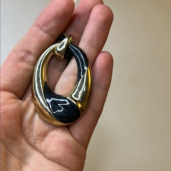 Elegant Gold and Black Pendant Necklace with green beads - Picture 10 of 10